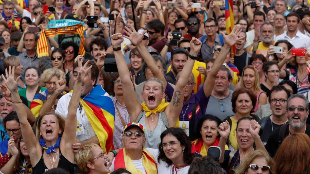 Concentrados a las puertas del Parlament celebran la independencia.