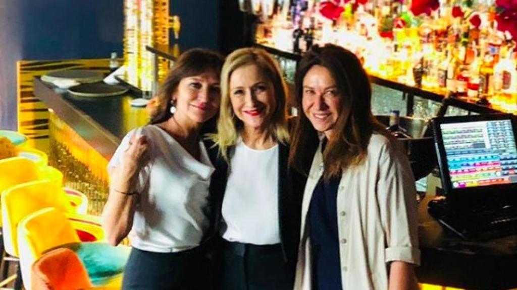 Cristina Cifuentes junto a su ex jefa de Gabinete, Marisa González (derecha) tras un almuerzo