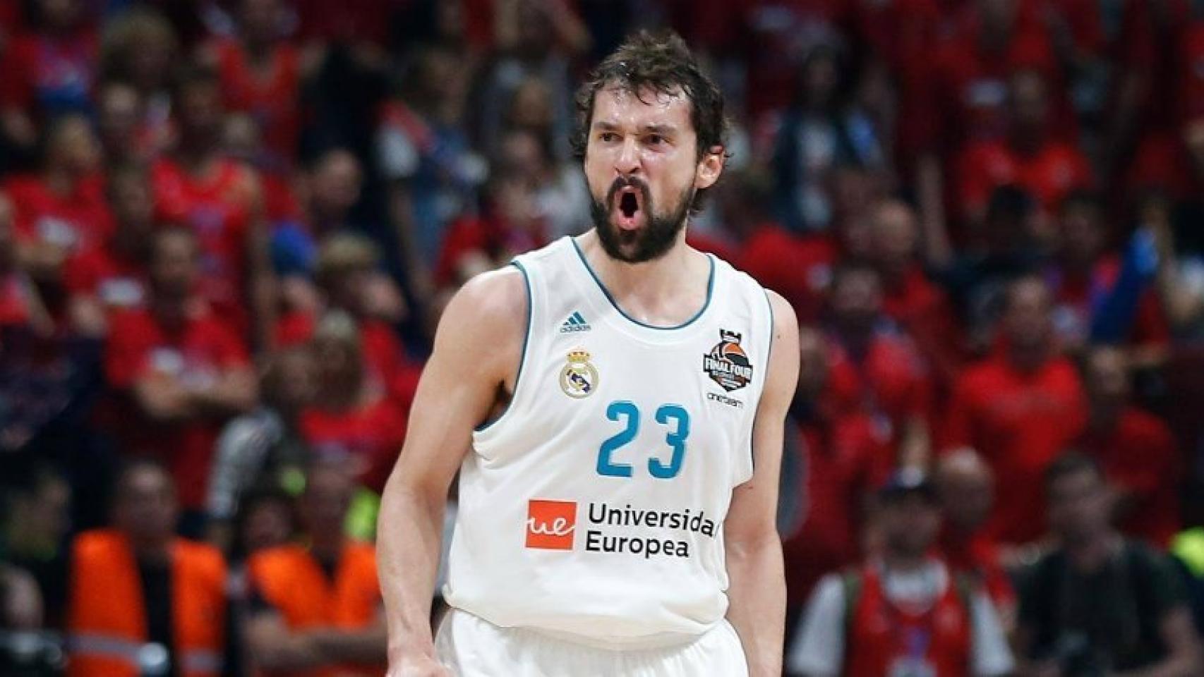 Llull celebrando una canasta ante CSKA