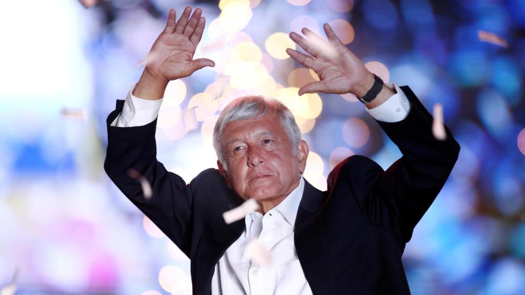 Andres Manuel Lopez Obrador en un mitin en el estadio Azteca