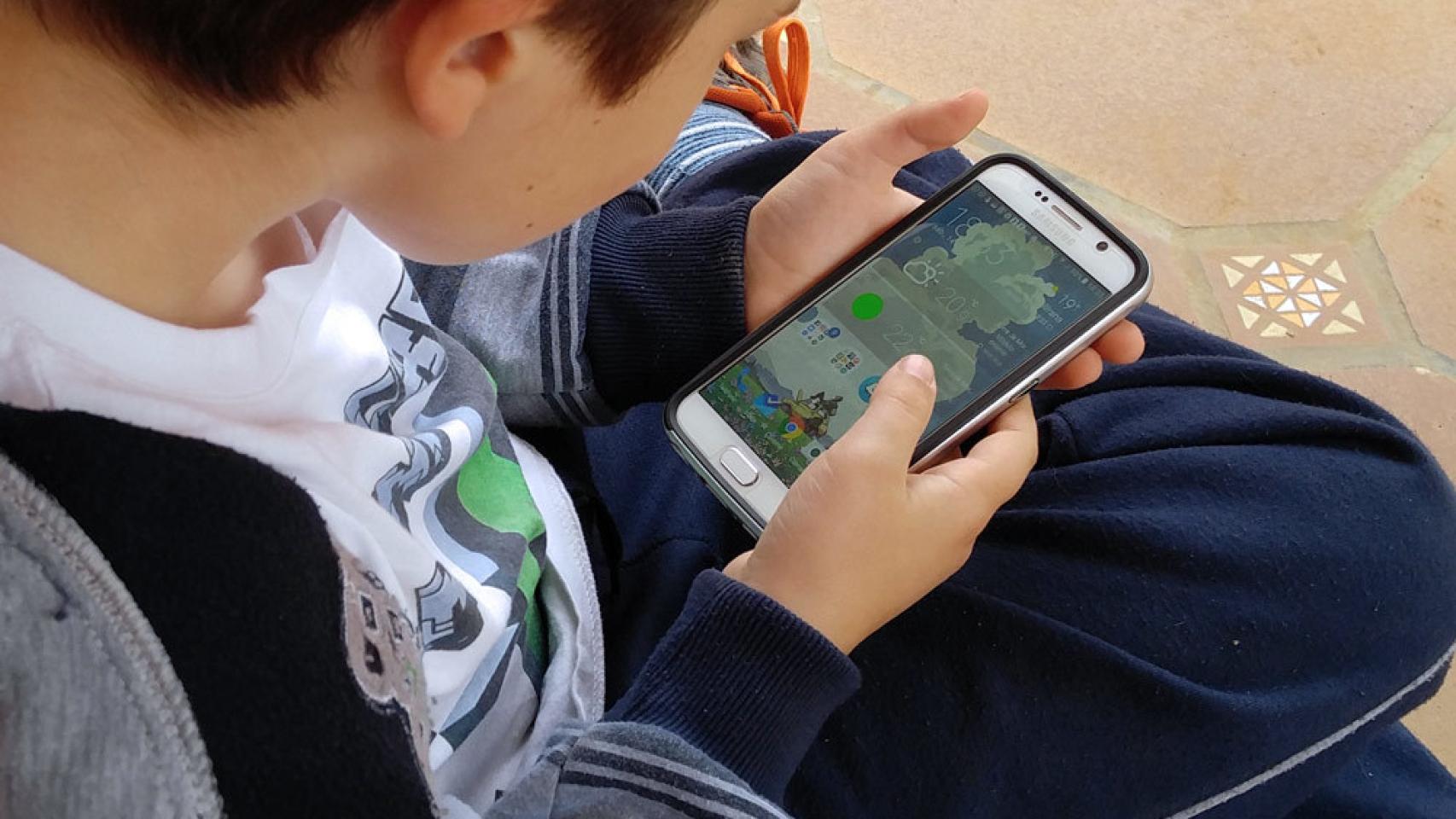 Niño usando un juego en el móvil