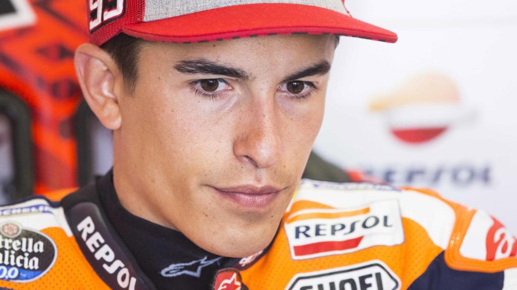 Marc Márquez, concentrado en el box del equipo Repsol Honda, en Assen.