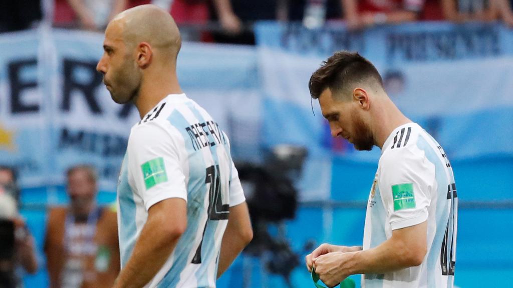 Messi, con Mascherano, durante el Francia - Argentina.