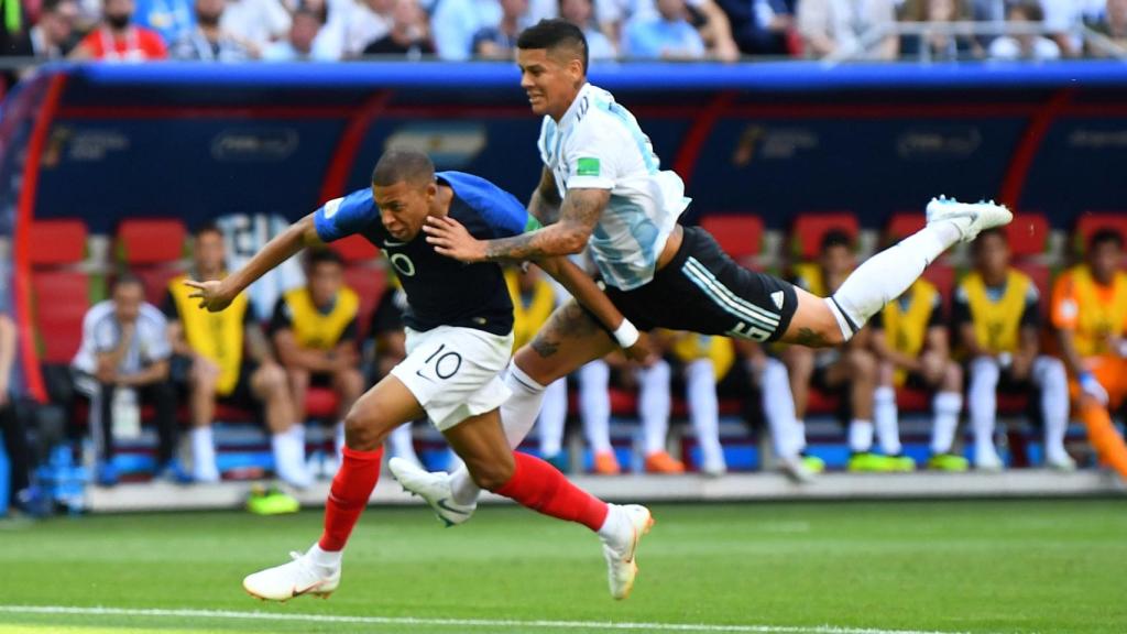 Mbappé es derribado por Marcos Rojo.