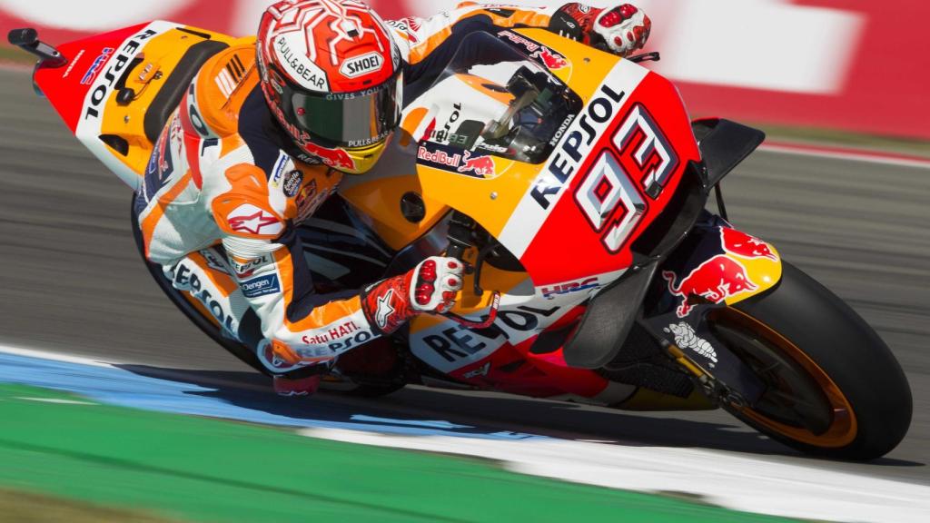 Marc Márquez traza un viraje durante la sesión de clasificación del GP de Holanda.