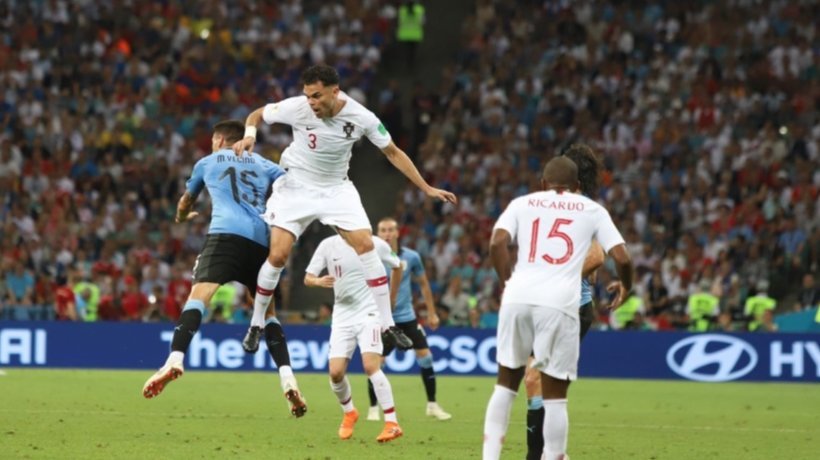 Cristiano cae en el Mundial tras una exhibición de Cavani