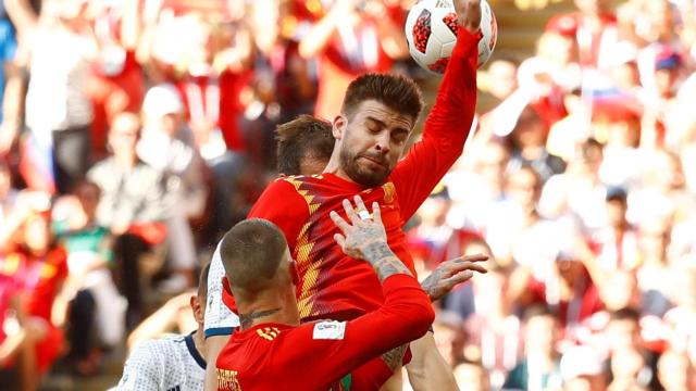 Gerard Piqué en el momento en el que hace el penalti ante Rusia.