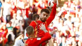 Gerard Piqué en el momento en el que hace el penalti ante Rusia.