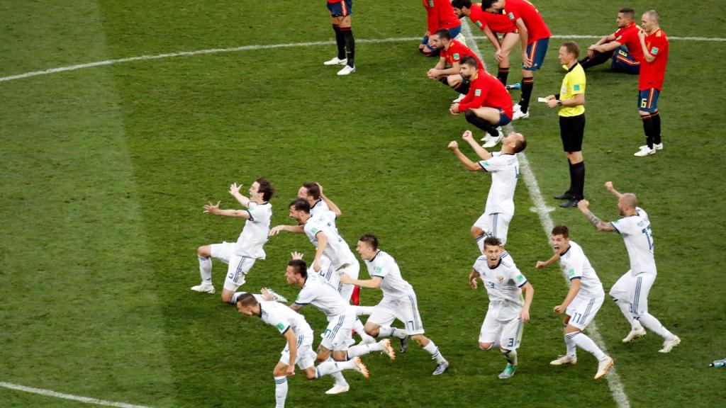 Los jugadores de Rusia celebran el pase a cuartos, con los españoles cabizbajos.