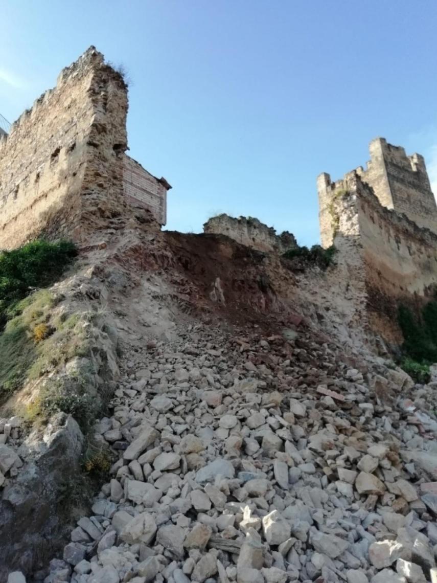 Los desprendimientos del muro sobre la ladera.