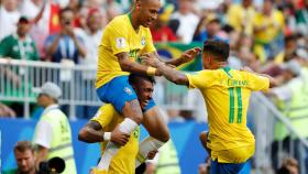 Paulinho eleva a Neymar, en el gol del delantero ante México.