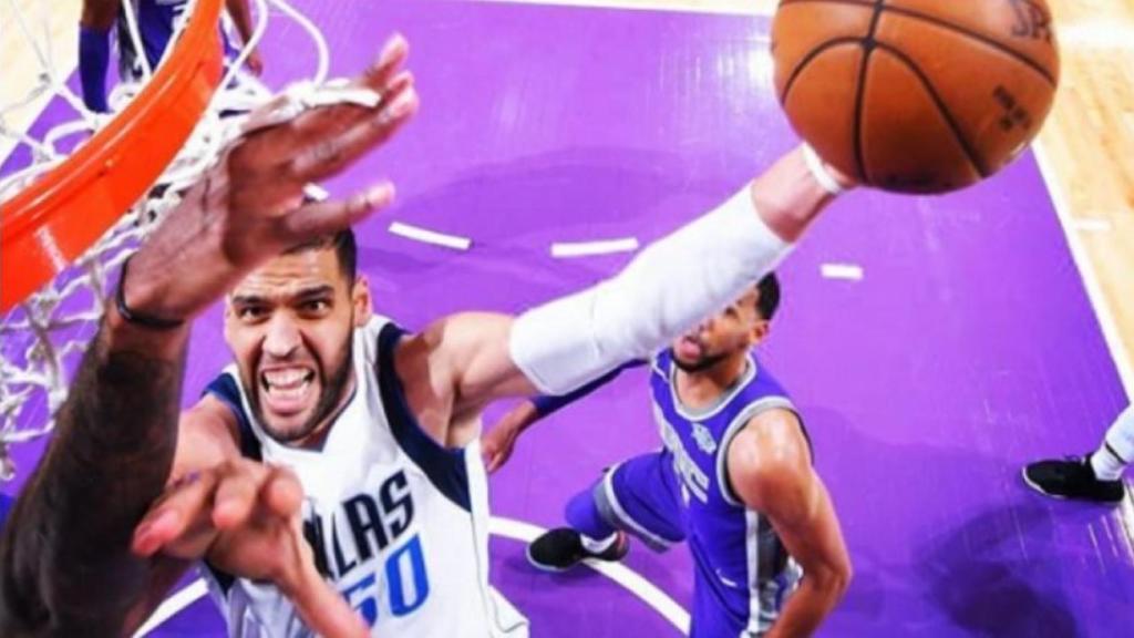 Salah Mejri trata de encestar ante un rival. Foto: Instagram (@50mejri)