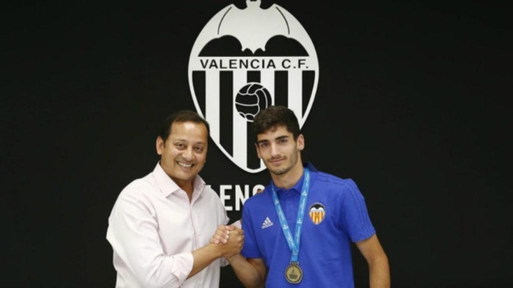 Pascu renueva con el Valencia. Foto: valenciacf.com