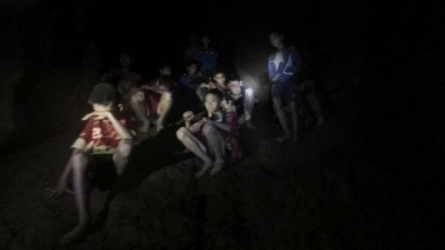 Los 12 menores y su entrenador atrapados en una cueva en Tailandia.