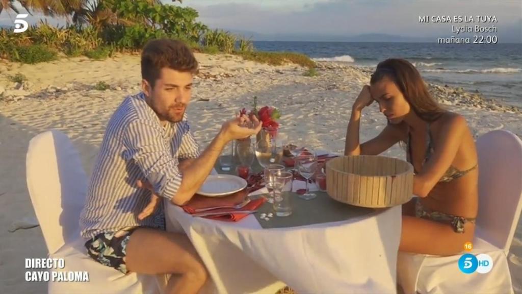 Alejandro y Sofía en la playa de Honduras.