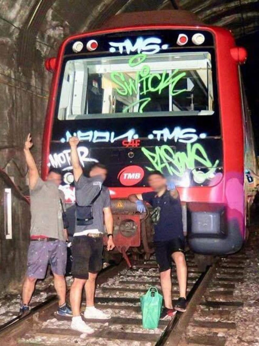 Unos grafiteros posan para la foto después de pintar los trenes.