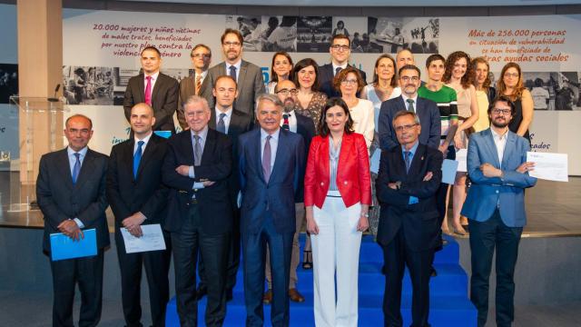 En el centro, Carmen Montón, ministra de Sanidad; a su derecha, Ignacio Garralda, presidente del Grupo Mutua Madrileña, y Valentín Fuster, director general del CNIC; y a su izquierda, Rafael Matesanz, presidente del Comité Científico, junto a los galardonados.