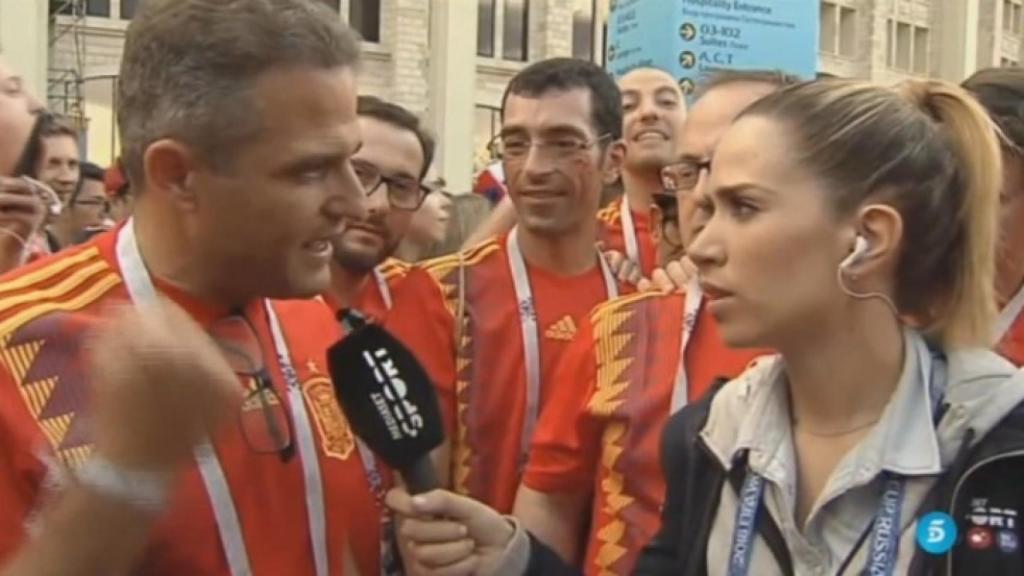 María Gómez junto a los aficionados españoles.