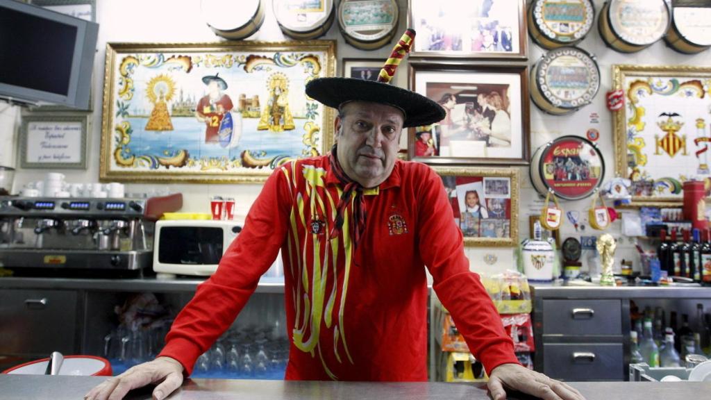 Manolo el del Bombo posa en su bar de Valencia.