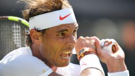 Nadal, golpeando un revés ante Sela en Wimbledon.