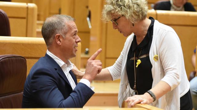 El portavoz del PSOE en el Senado, Ander Gil , y la portavoz de ERC, Mirella Cortès, conversan durante el pleno extraordinario del Senado.