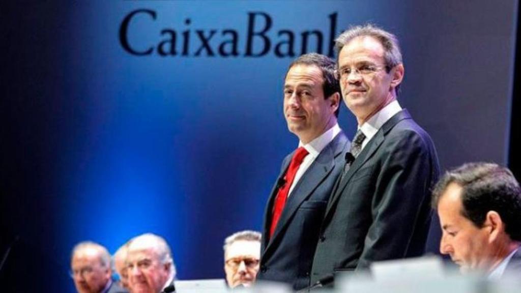 Gonzalo Gortázar, CEO de Caixabank y Jordi Gual, presidente de la entidad en una imagen de archivo.