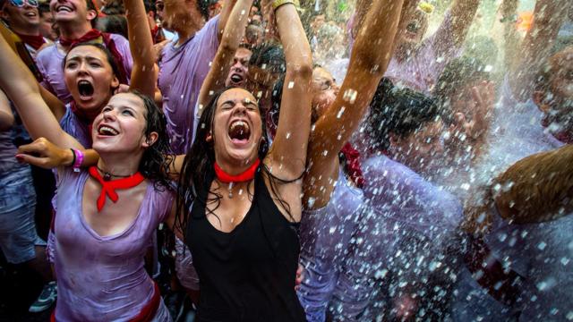 Un montaje de San Fermín con una mujer con una camiseta negra.