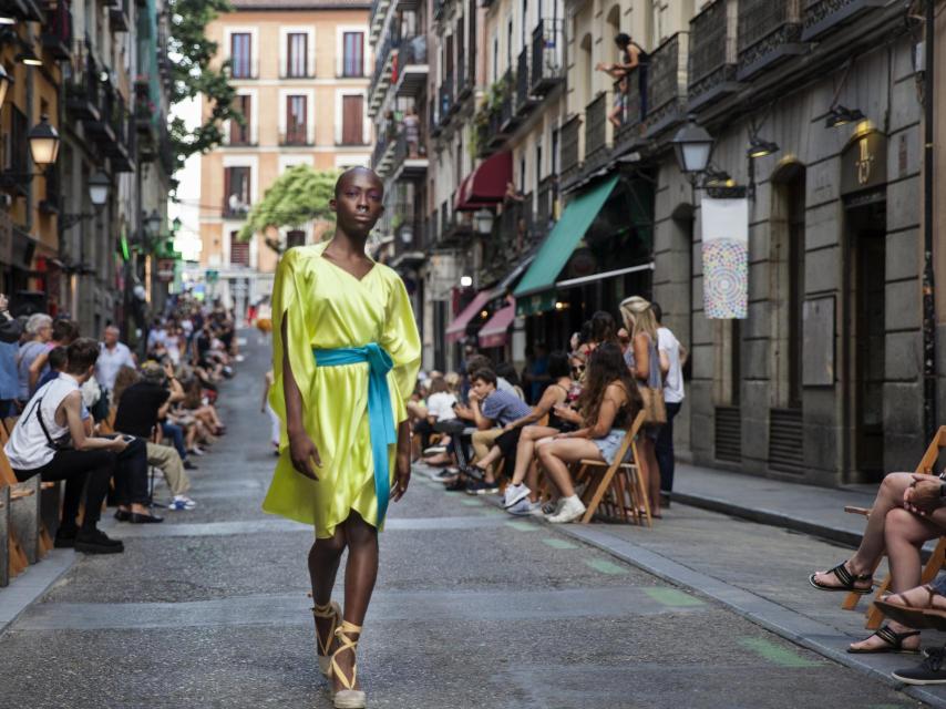 Una de las modelos pasea por las calles de La Latina con el diseño de Maison Mesa.