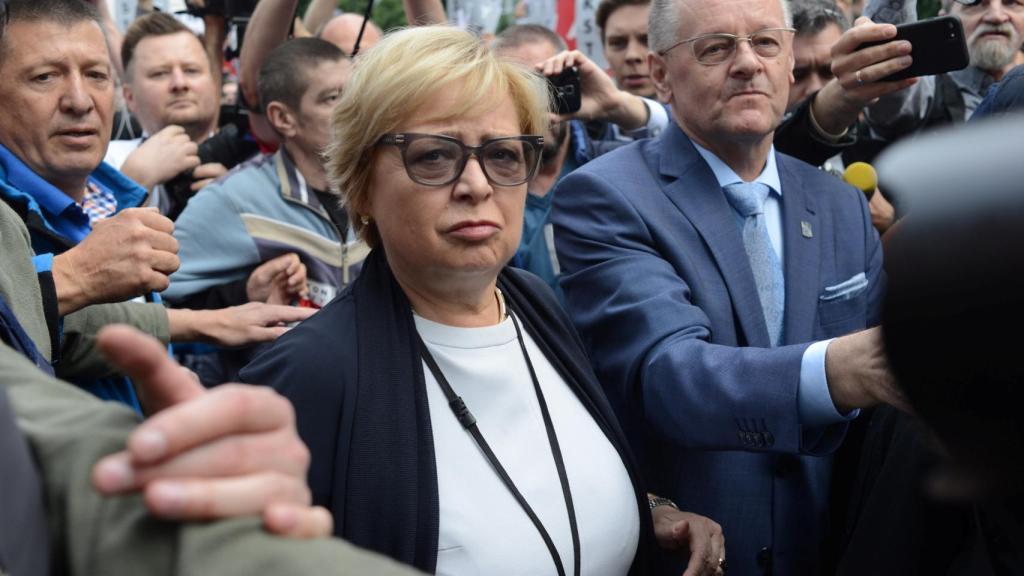 La presidenta del Supremo, Malgorzata Gersdorf, arropada por la multitud al llegar al tribunal.