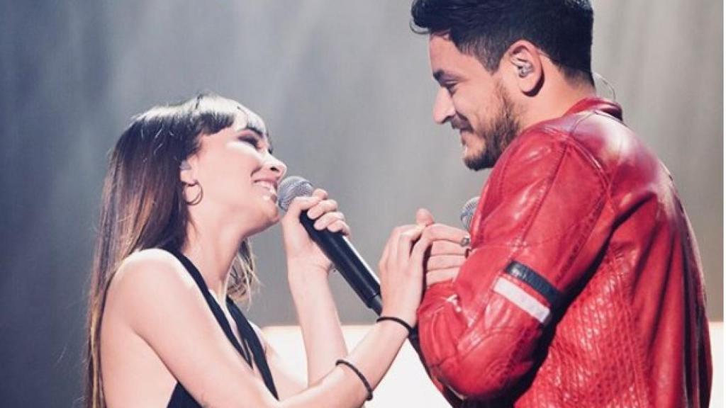 Aitana y Cepeda durante una actuación.