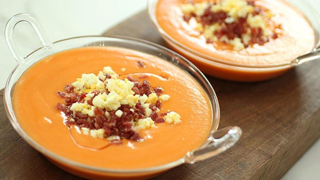 Dos platos de salmorejo, con su jamoncico y su huevo.