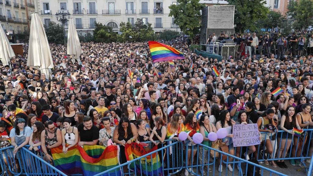 Imagen de la plaza de Pedro Zerolo durante el pregón del  Orgullo 2018.