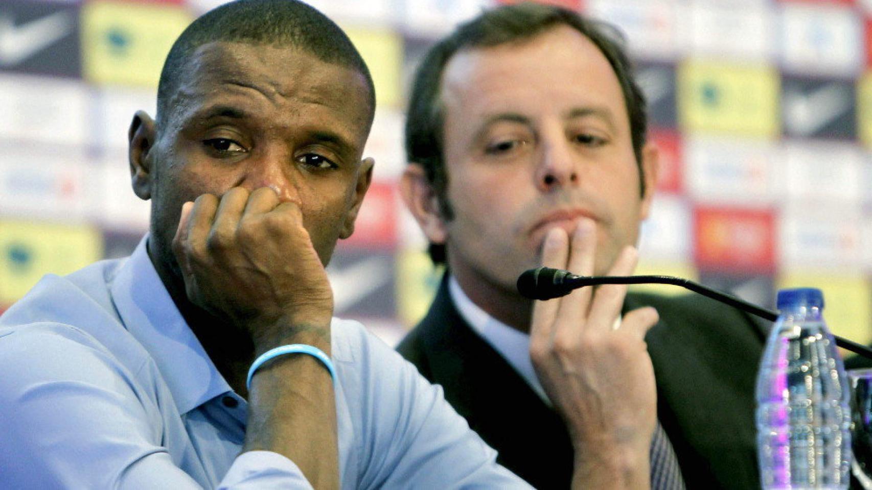 Eirc Abidal y Sandro Rosell durante la despedida del jugador.