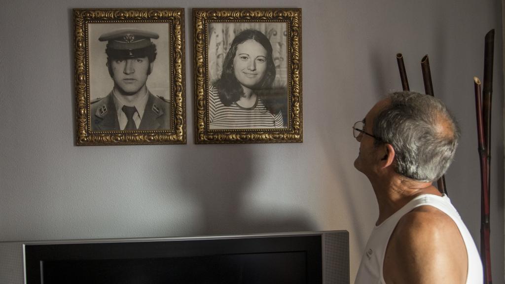 Eugenio Santos, excompañero de Antonio en Gipuzkoa y cuñado de Hortensia, es quien cada semana se encarga de poner flores frescas a la víctima de ETA, desde 1979. Foto: Fernando Ruso