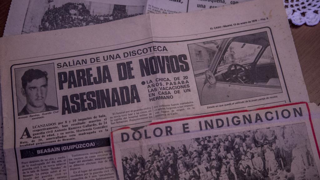 Recortes de periódicos de la época con la noticia del asesinato a manos de ETA del guardia civil Antonio Ramírez y su novia Hortensia González. Foto: Fernando Ruso