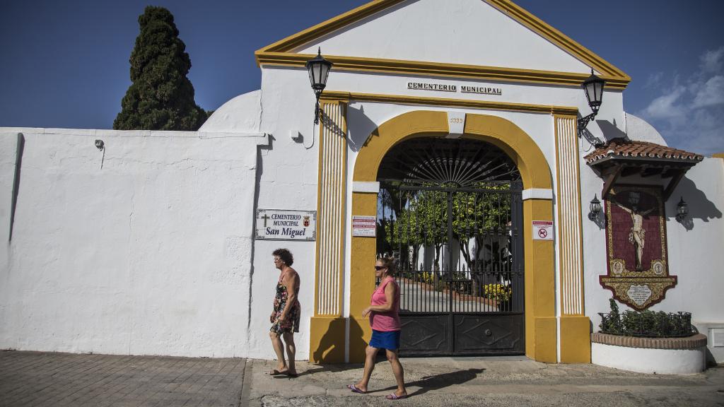 Las hermanas Aurora y Carmen a las puertas del cementerio de San Roque (Cádiz). Foto: Fernando Ruso