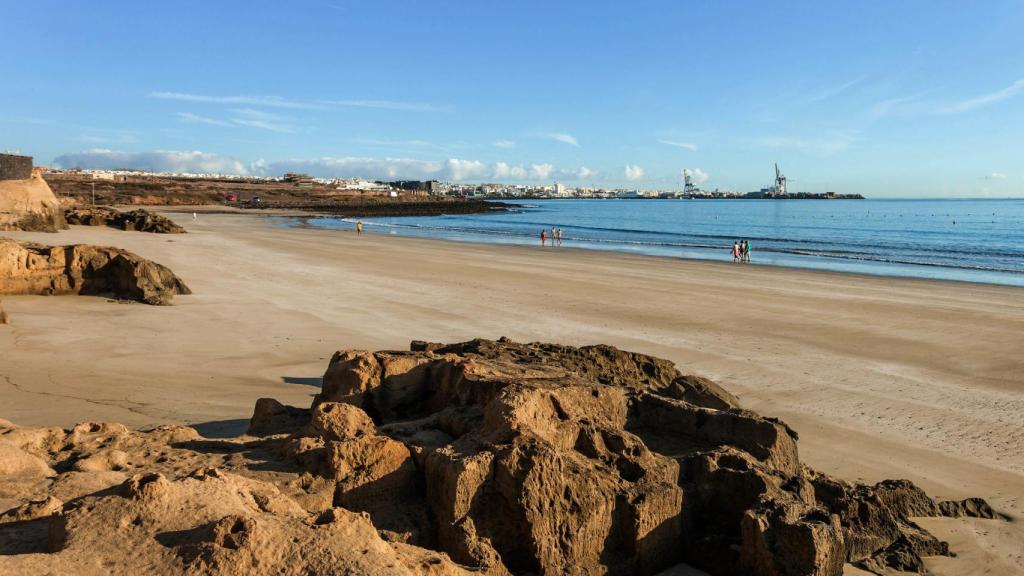 Vista de la Playa Blanca con Puerto del Rosario al fondo.