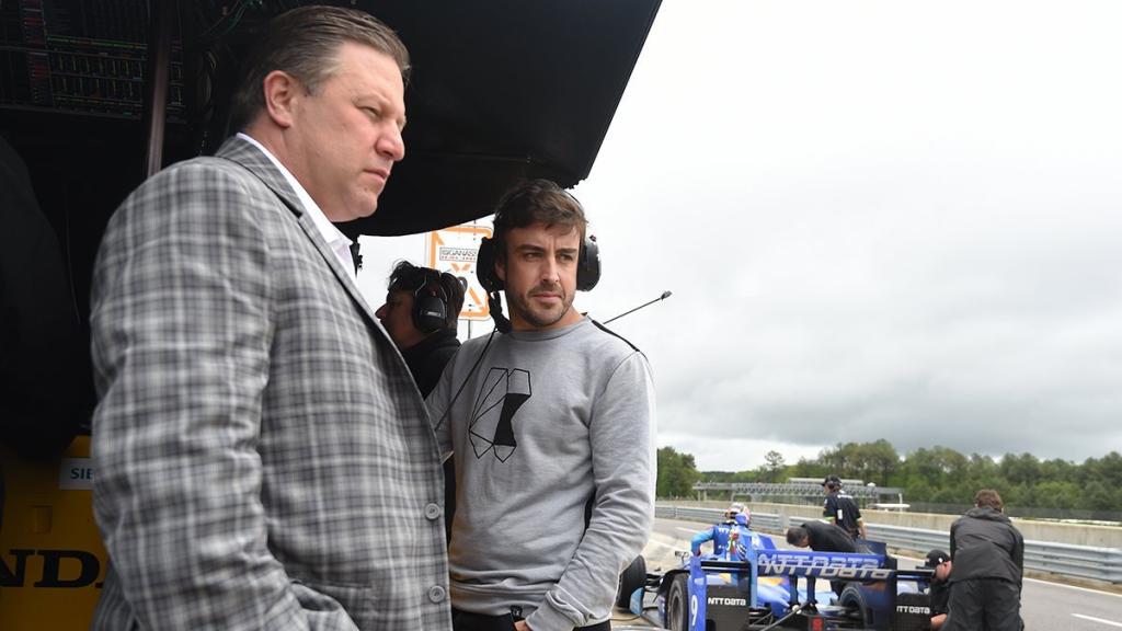 Zak Brown y Fernando Alonso.