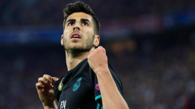 Asensio muestra su camiseta tras marcar al Bayern