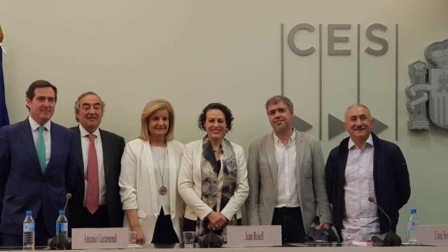 Antonio Garamendi, presidente de CEPYME, Juan Rosell, Presidente de CEOE, Fátima Báñez, exministra de Trabajo; Magdalena Valerio, ministra de Trabajo; Unai Sordo, líder de CCOO y Pepe Álvarez de UGT en la firma del IV Acuerdo para el Empleo y la Negociación Colectiva.