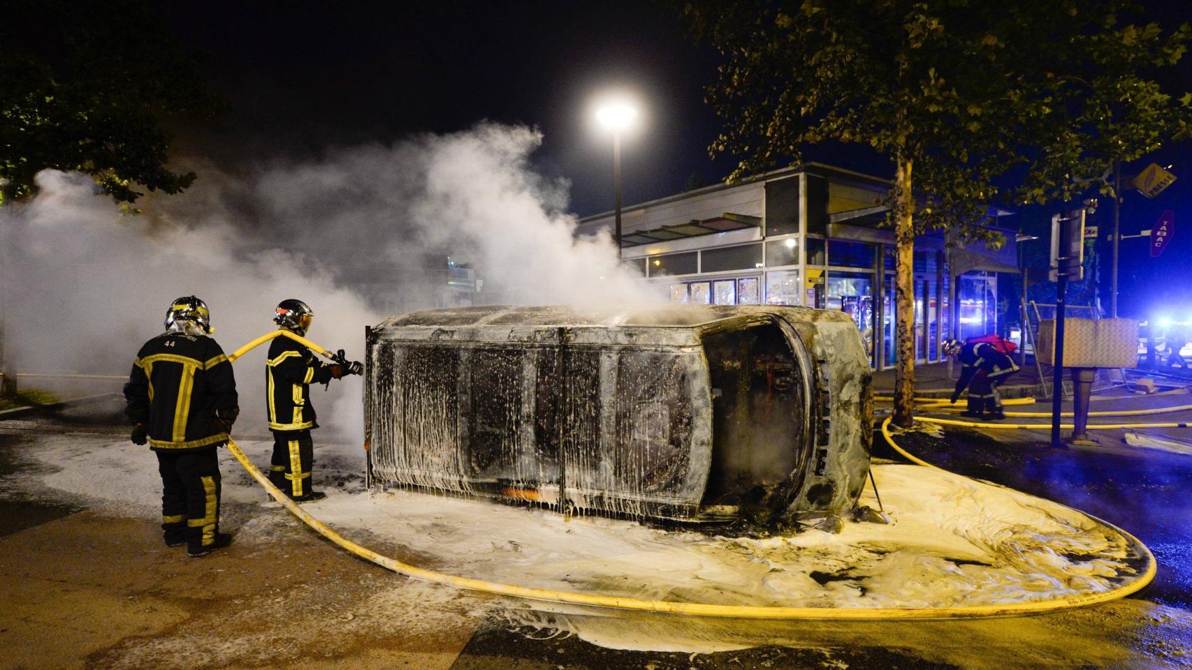 Bomberos controlando el fuego.