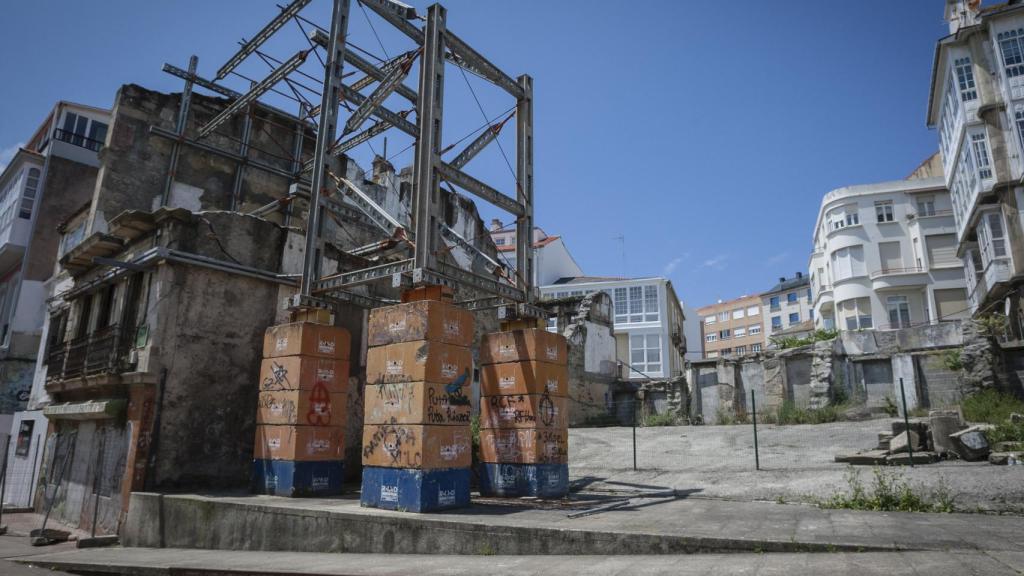 Algunos edificios están a medio construir. Otros, a medio derribar.