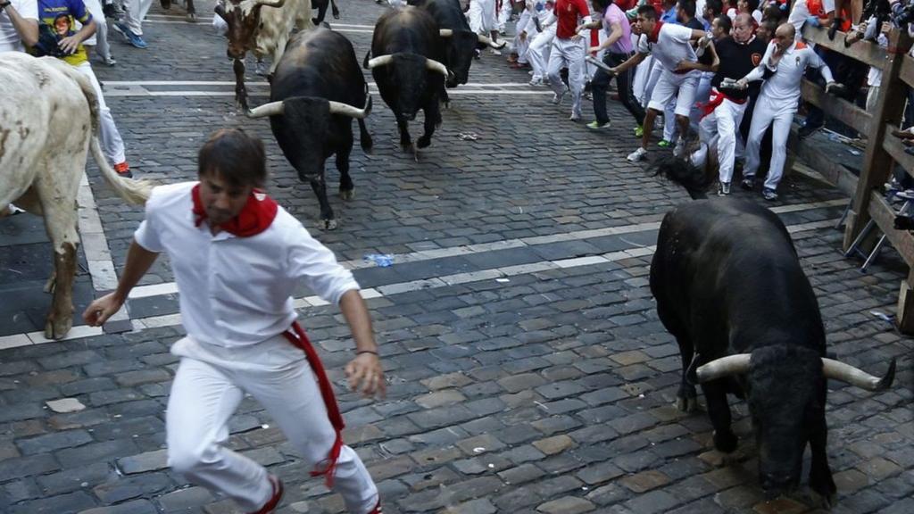 Momento de un encierro de San Fermín.