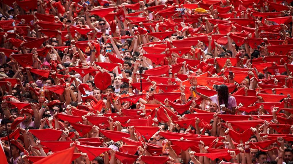 Miles de personas festejan el inicio de las fiestas de San Fermín 2018, tras el lanzamiento del tradicional chupinazo desde el balcón del Ayuntamiento de Pamplona.