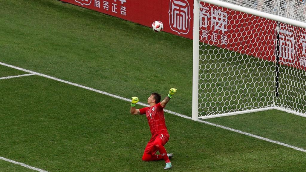 Muslera, en el momento en el que hace su fallo en el segundo gol de Francia.