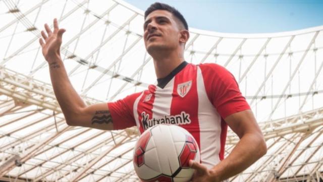 Yuri Berchiche durante su presentación como jugador del Athletic. Foto: Twiter( @athleticclub)