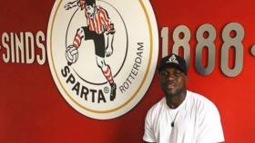 Royston Drenthe junto al escudo del Sparta de Rotterdam. Foto: Instagram (@roya2faces)