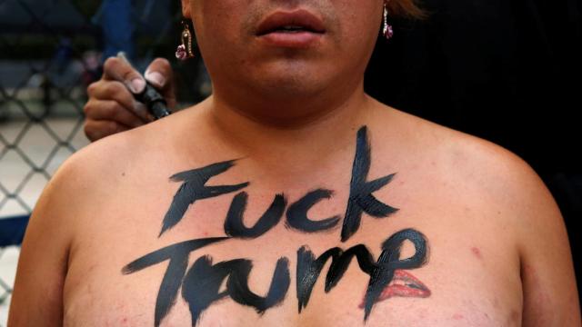 Manifestante frente a la embajada de EEUU en México