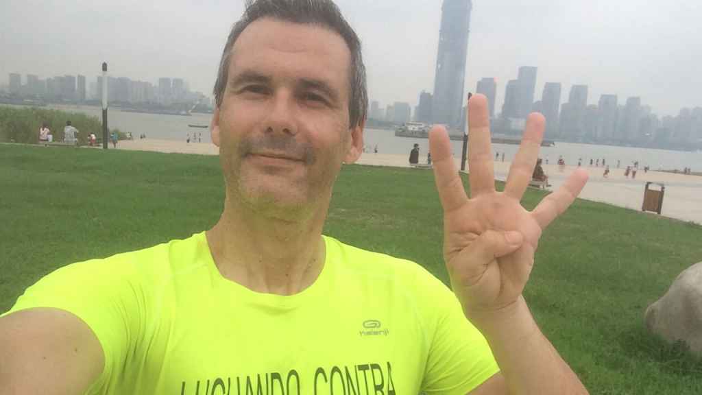 Alberto Marco Bescós en Xiamen (China), con una camiseta de 'Luchando contra el melanoma'.