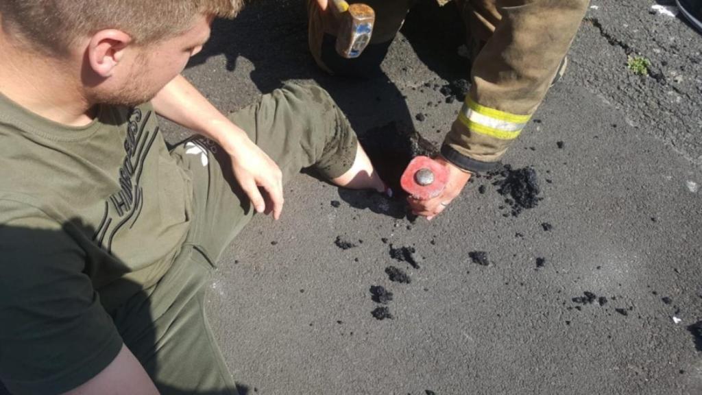 La foto del hombre atrapado en el asfalto se ha hecho viral.